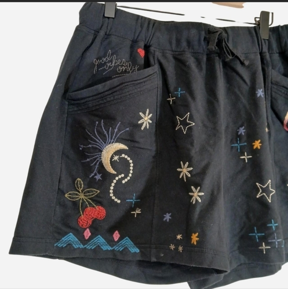 NEW Johnny Was Black Embroidered Good Vibes Only Moon Stars Rose Shorts Medium - Picture 3 of 6